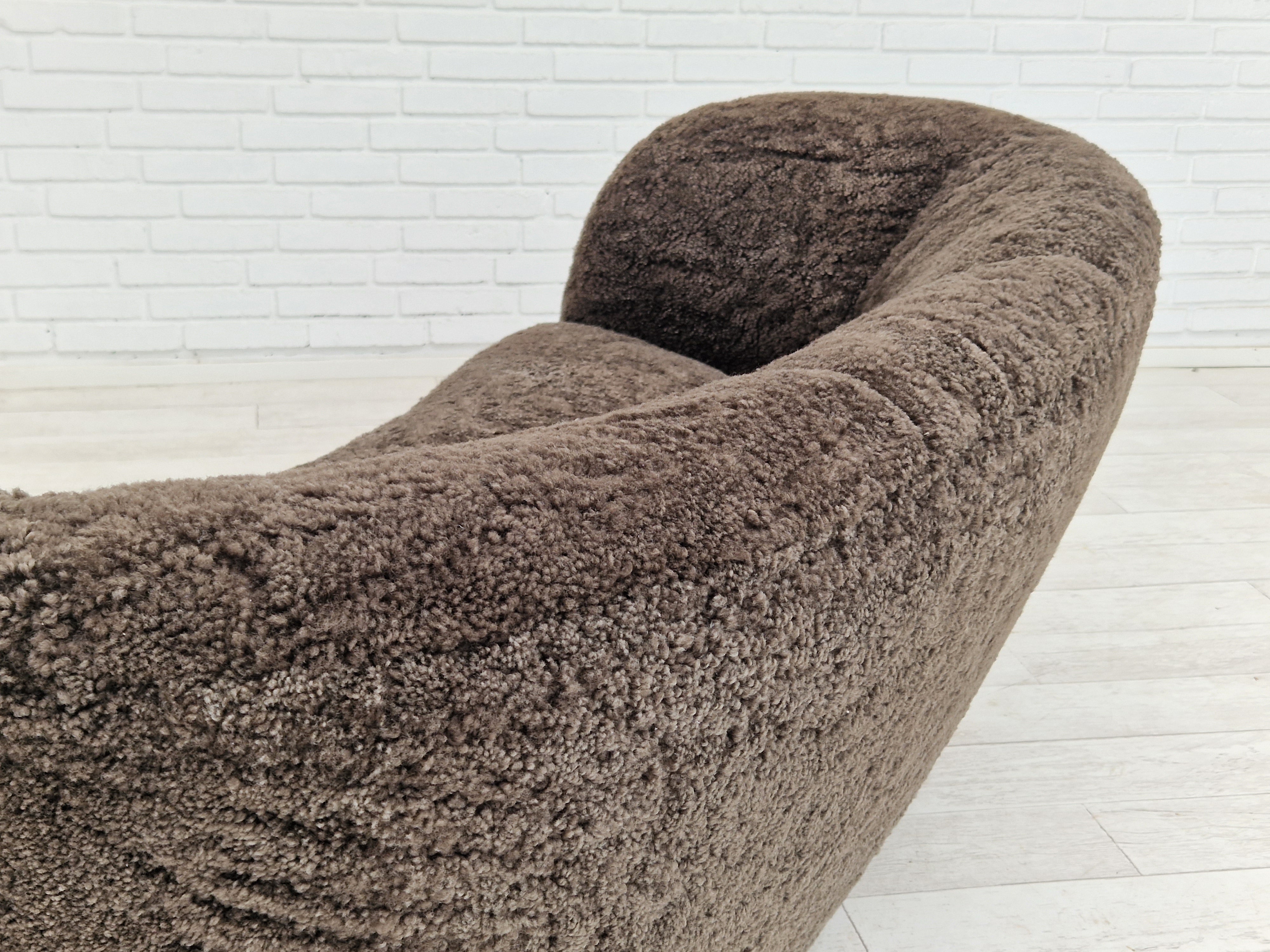 60erne, Dansk design, renoveret 2 pers. "Banana" sofa, ægte fåreskind.