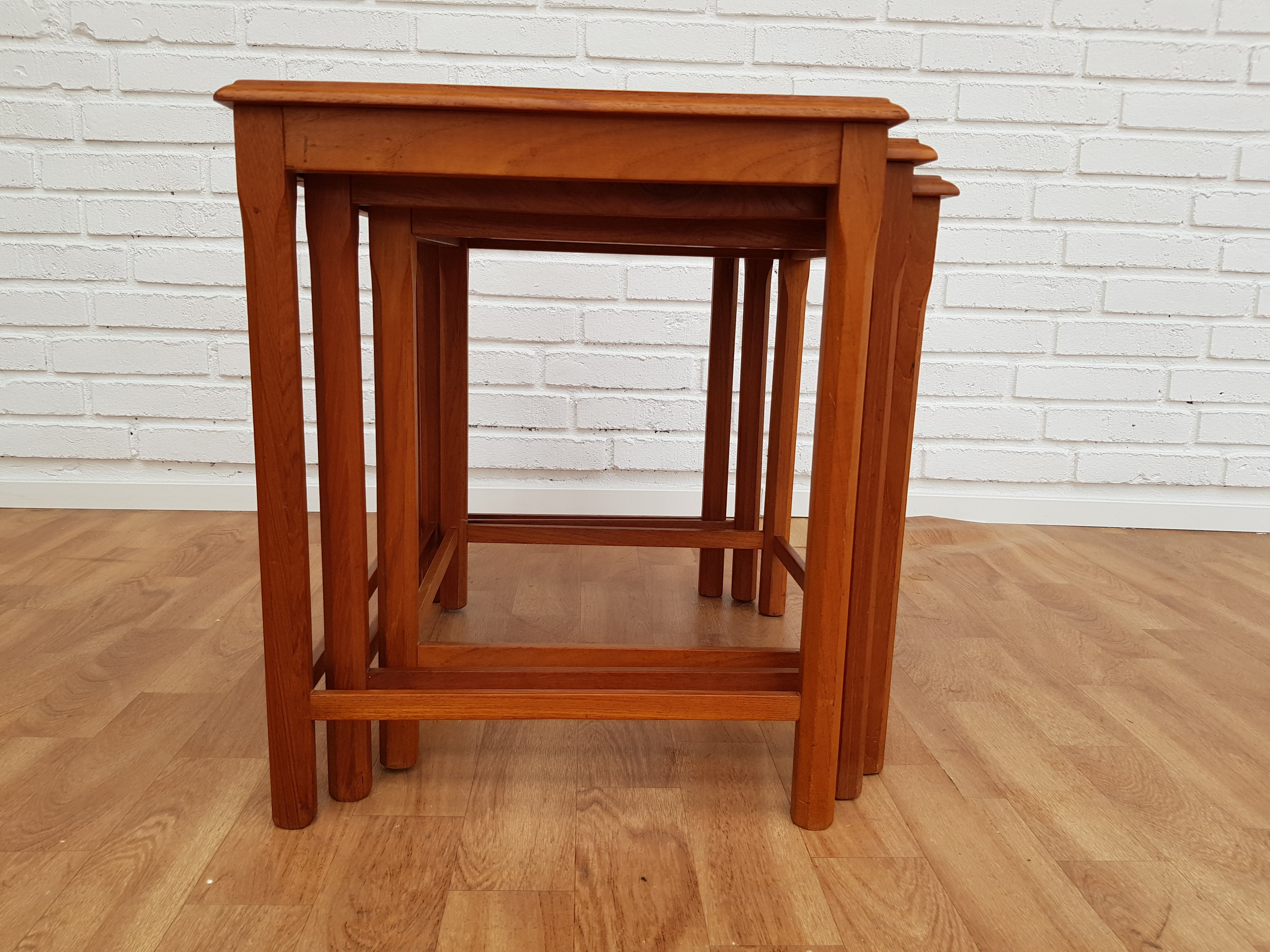 Side bord, Dansk design, håndmalet keramiske fliser, teaktræ 60'ere