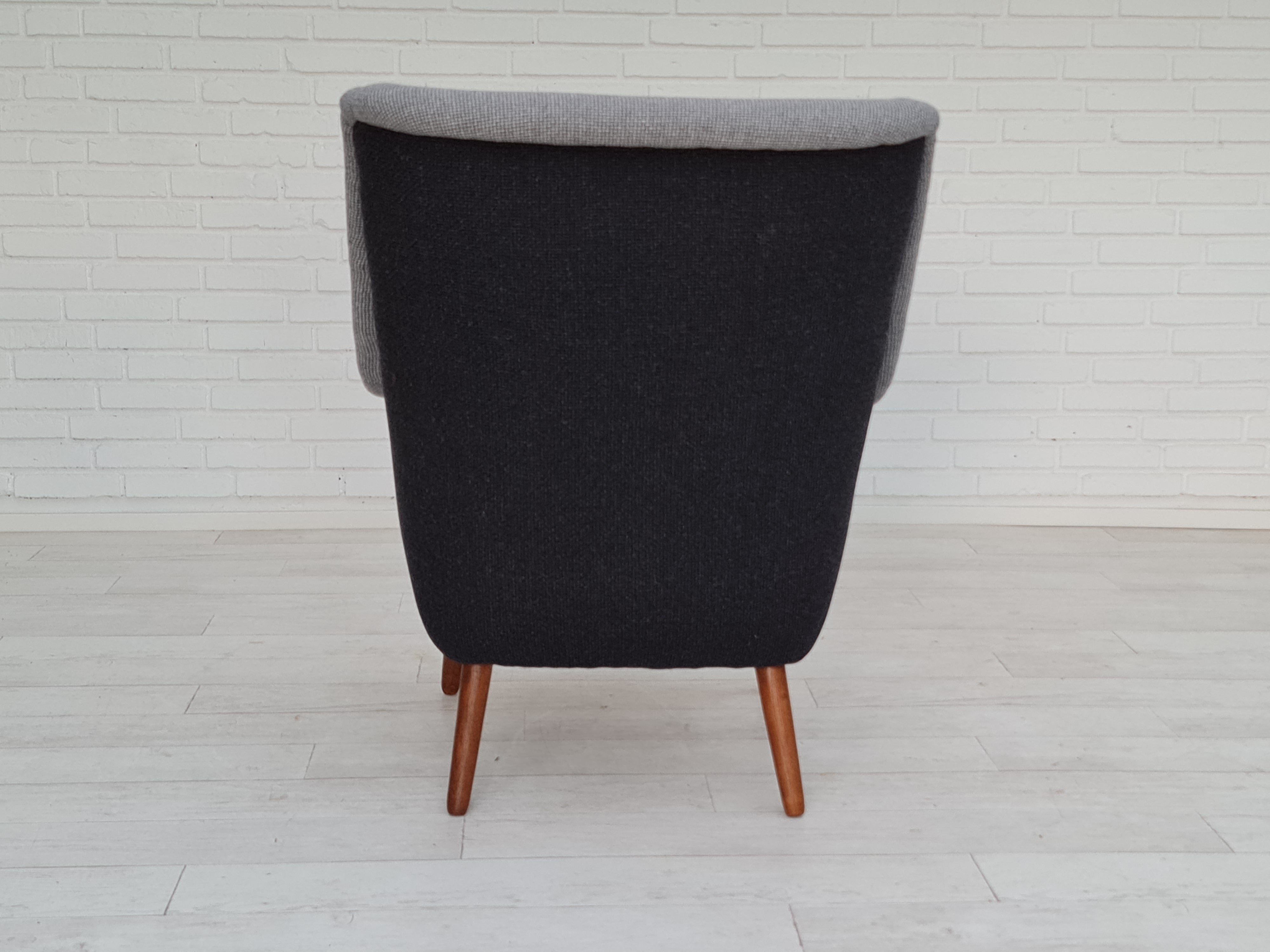 70erne, Dansk design lænestol med knapper, total renoveret, kvalitets møbeluld, teaktræ