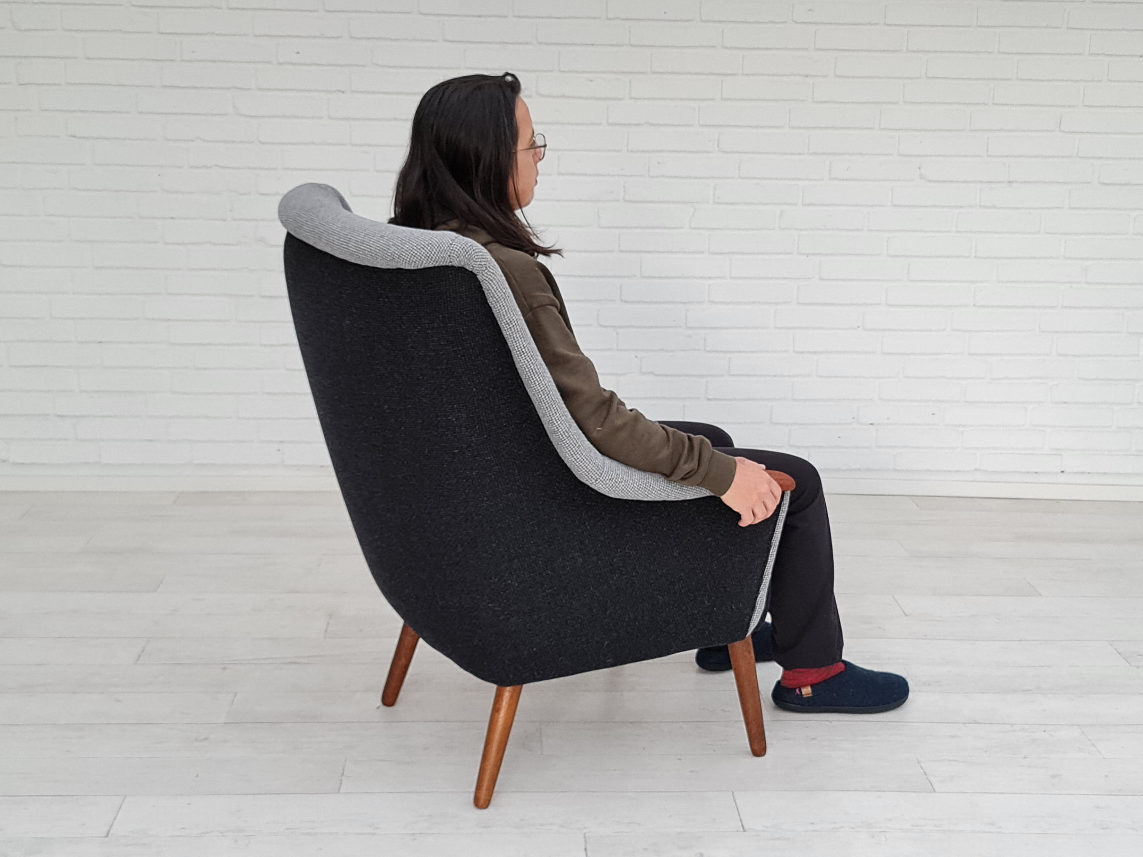 70erne, Dansk design lænestol med knapper, total renoveret, kvalitets møbeluld, teaktræ