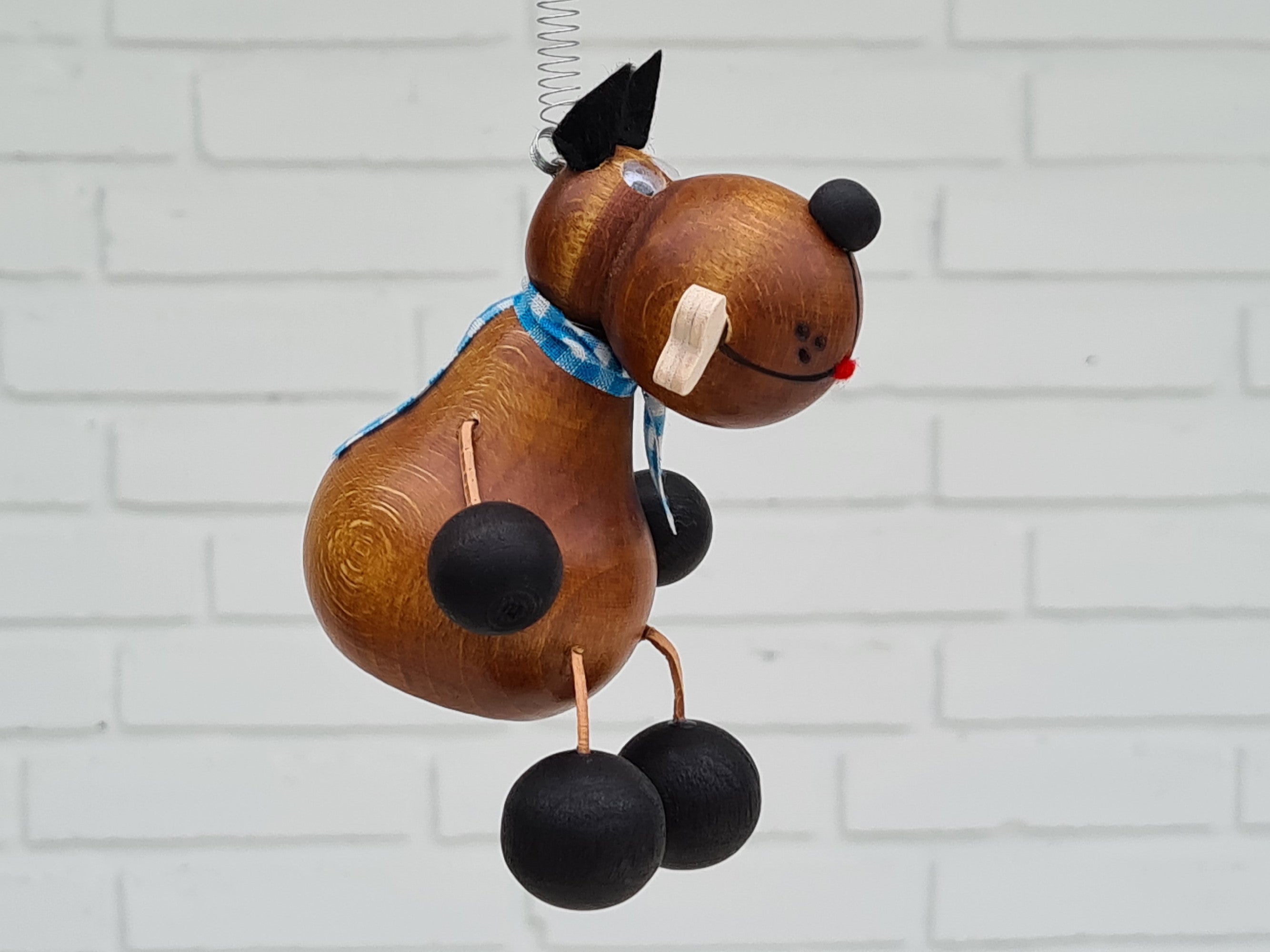 Hængende, siddende dekorativ figur, Hund "Fido", bøgetræ