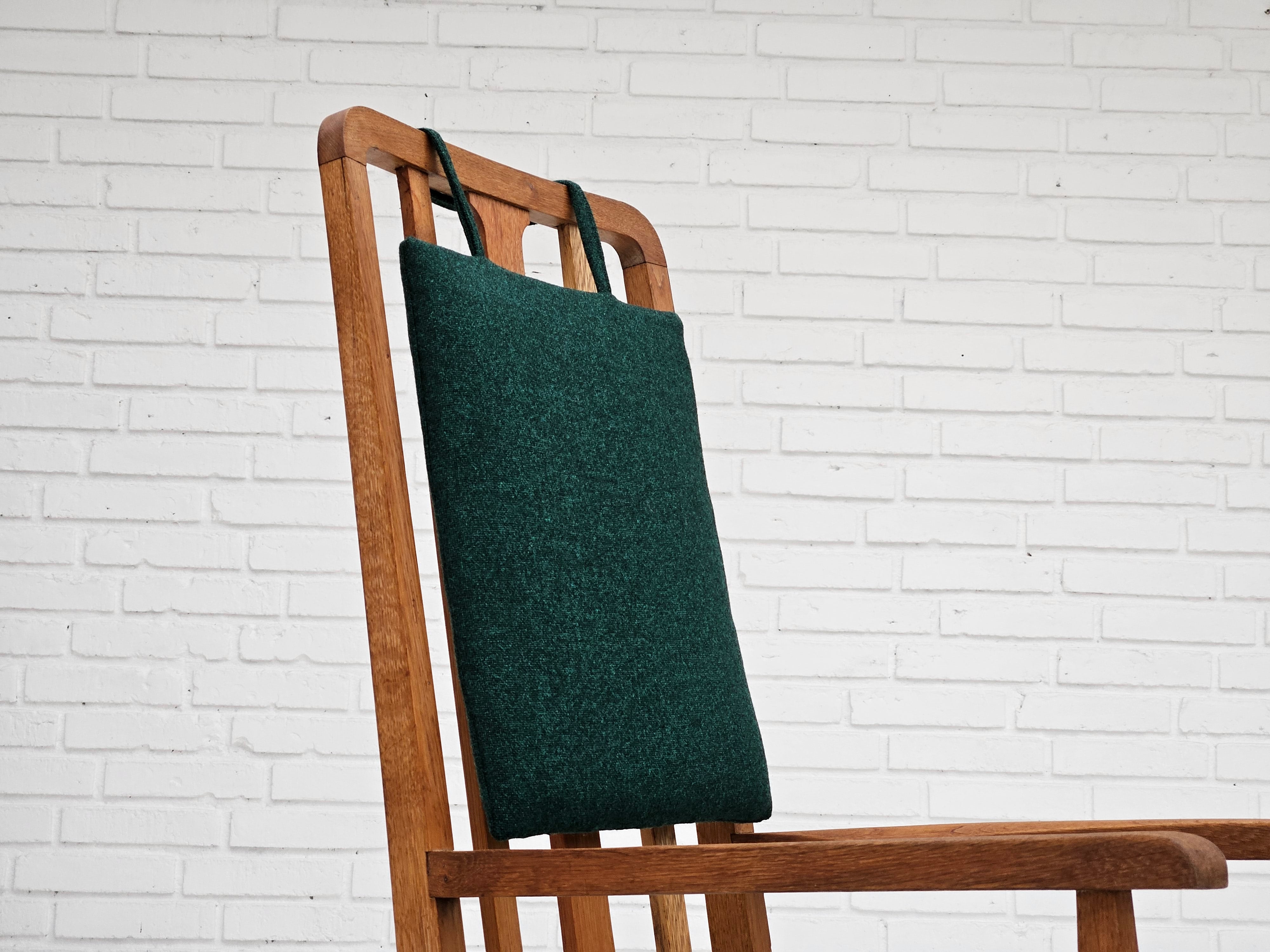 1960erne, Dansk designet højrygget gyngestol, reupholstered, flaske grøn møbel uldstof.