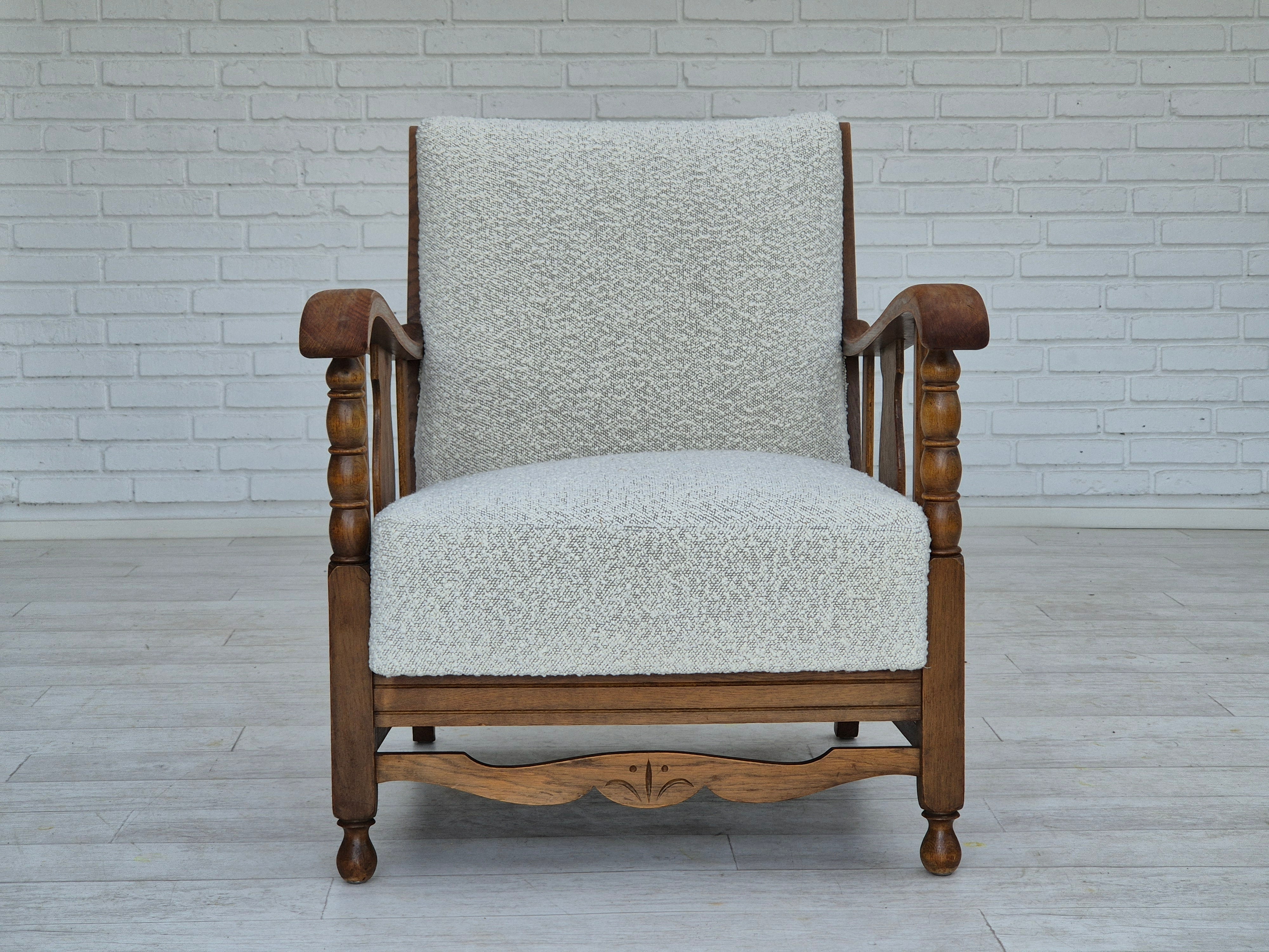 1950s, skandinavisk design, renoveret lænestol, hvid/lyse grå møbelstof, egtræ.
