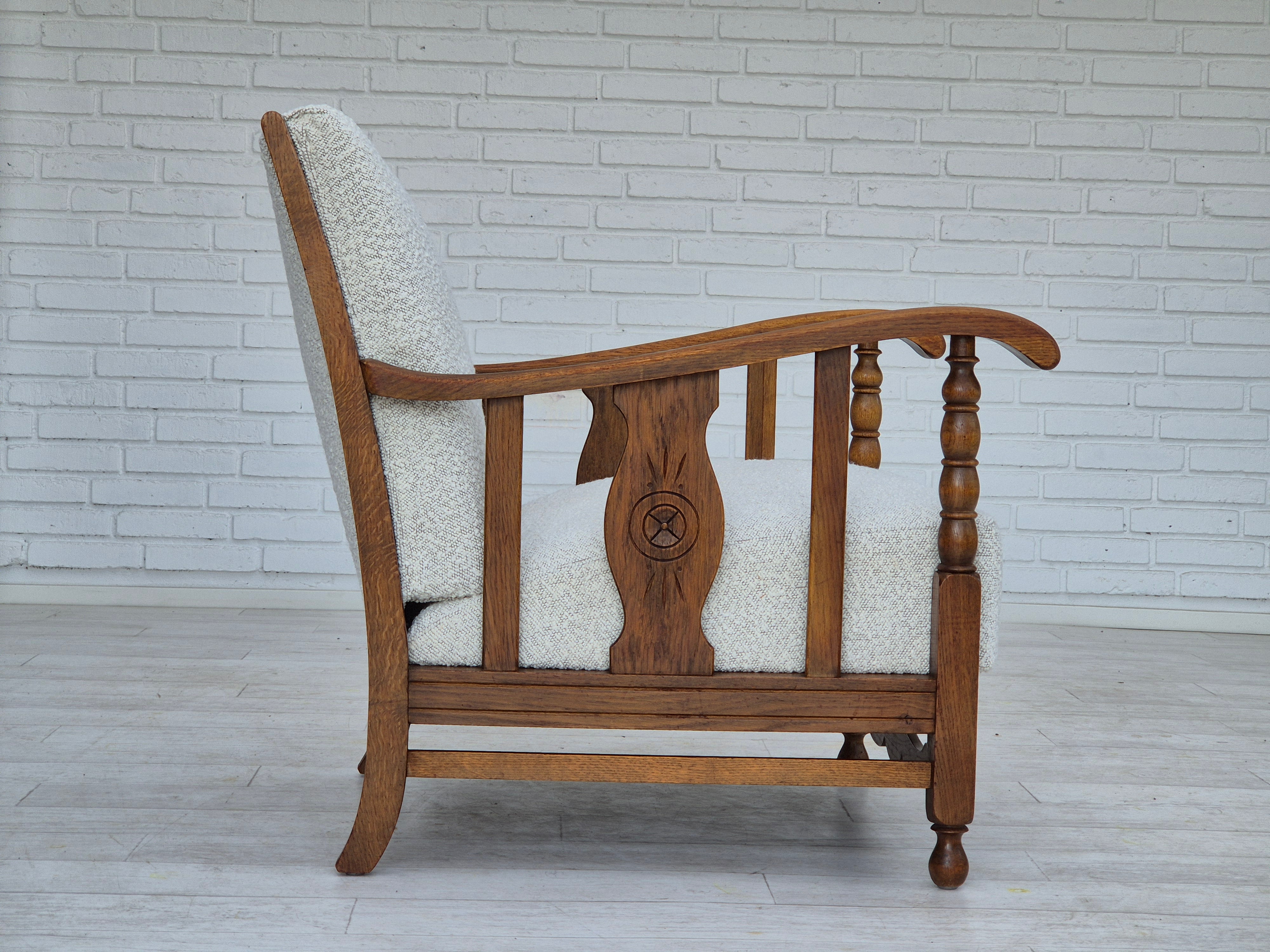 1950s, skandinavisk design, renoveret lænestol, hvid/lyse grå møbelstof, egtræ.