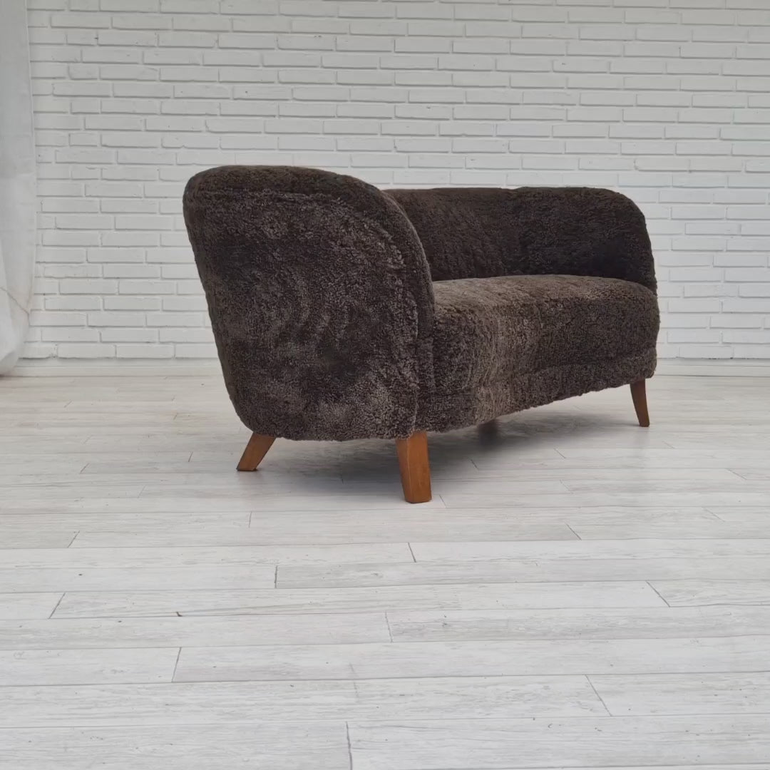 60erne, Dansk design, renoveret 2 pers. "Banana" sofa, ægte fåreskind.