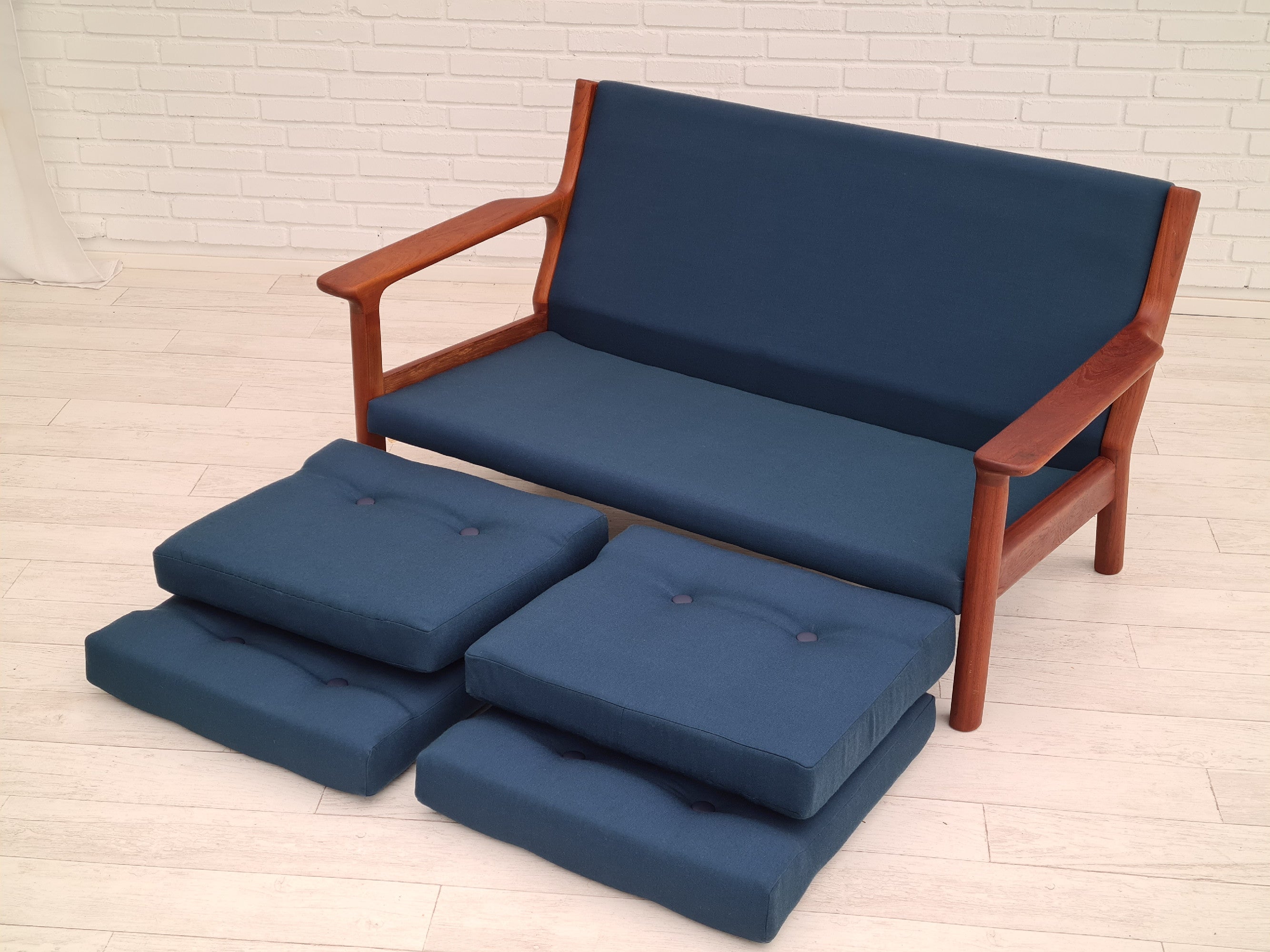 Total renoveret 2 pers. sofa, 70erne, møbeluld, teak