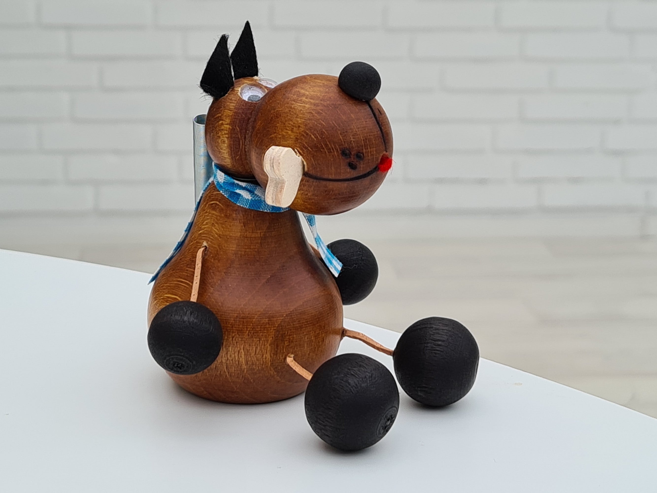 Hængende, siddende dekorativ figur, Hund "Fido", bøgetræ